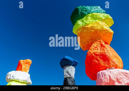 Die Skulptur der sieben magischen Berge verleiht der Wüste einen Farbtupfen In Der Nähe Von Las Vegas Stockfoto