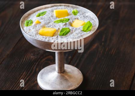 Schüssel Chia-Pudding mit frischen Mangowürfeln Stockfoto