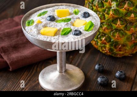 Schüssel Chia-Pudding mit frischen Mangowürfeln Stockfoto