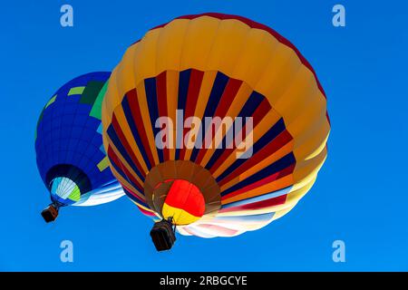 Fans genießen einen Ballonstart bei einem lokalen Festival Stockfoto