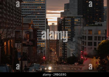 San Francisco, Kalifornien, USA. April 08 2023 : Sonnenaufgang auf der California Street, Nob Hill in San Francisco, California.USA. Stockfoto
