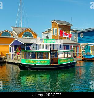 VICTORIA, BRITISH COLUMBIA - 2. Mai 2023: Fishermans Wharf ist ein einzigartiges Ziel mit funktionierenden Fischereifahrzeugen, Vergnügungsbooten, Schwimmerhäusern und Kiosk Stockfoto