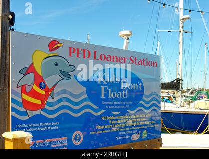 VICTORIA, BRITISH COLUMBIA - 2. Mai 2023: Fishermans Wharf ist ein einzigartiges Ziel mit funktionierenden Fischereifahrzeugen, Vergnügungsbooten, Schwimmerhäusern und Kiosk Stockfoto