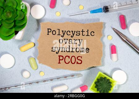 PCOS Polyzystisches Ovarialsyndrom geschrieben in Spiralheft auf der Arztpraxis. Stockfoto