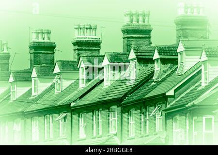 Grünes Hintergrundbild mit viktorianischen Terrassenhäusern in Basingstoke, Großbritannien. Konzept: Grüne Häuser, erneuerbare Energien, Isolierhäuser, epc Stockfoto