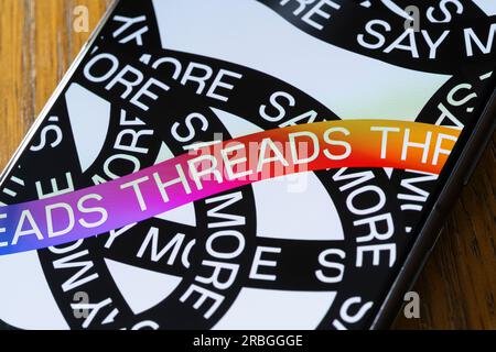 Threads, eine Instagram App von Meta, Start-/Ladebildschirm, der das Wort Threads auf einem Samsung Galaxy Smartphone-Bildschirm wiedergibt. UK Stockfoto