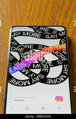 Threads, eine Instagram App von Meta, Start-/Ladebildschirm, der das Wort Threads auf einem Samsung Galaxy Smartphone-Bildschirm wiedergibt. UK Stockfoto