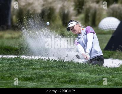 Pebble Beach, Usa. 09. Juli 2023. Brooke Henderson schlägt aus einem Bunker auf das zweite Grün am letzten Tag der Frauen-USA Geöffnet in Pebble Beach, Kalifornien am Sonntag, den 9. Juli 2023. Foto: Terry Schmitt/UPI Credit: UPI/Alamy Live News Stockfoto