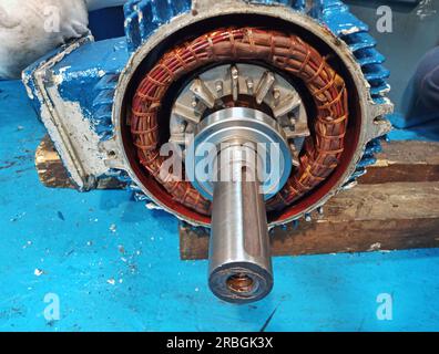 Überholung des Elektromotors, Motorüberholung, Reparatur des Elektromotors, Reparatur des Elektromotors, Wicklung, warnende Motorwicklung, Rotor, Motorstator, Motor Stockfoto