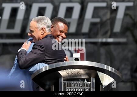 Seattle, Usa. 09. Juli 2023. Ken Griffey Jr. wird von MLB-Kommissar Rob Manfred (L) umarmt, bevor er am Sonntag, den 9. Juli 2023, die erste Auswahl für die Pittsburgh Pirates beim 2023 Draft im Lumen Field in Seattle, Washington, bekannt gibt. Foto: Aaron Josefczyk/UPI Credit: UPI/Alamy Live News Stockfoto