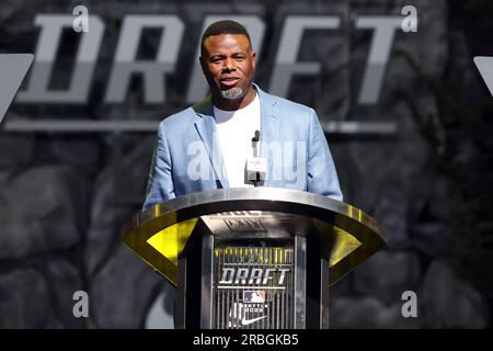 Seattle, Usa. 09. Juli 2023. Ken Griffey Jr. gibt die erste Auswahl für die Pittsburgh Pirates beim 2023 Draft im Lumen Field in Seattle, Washington, am Sonntag, den 9. Juli 2023 bekannt. Foto: Aaron Josefczyk/UPI Credit: UPI/Alamy Live News Stockfoto