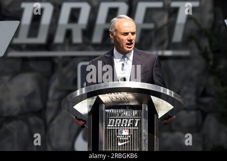 Seattle, Usa. 09. Juli 2023. Rob Manfred, Mitglied der MLB, spricht am Sonntag, den 9. Juli 2023, auf der Lumen Field in Seattle, Washington, am 2023. Entwurf. Foto: Aaron Josefczyk/UPI Credit: UPI/Alamy Live News Stockfoto