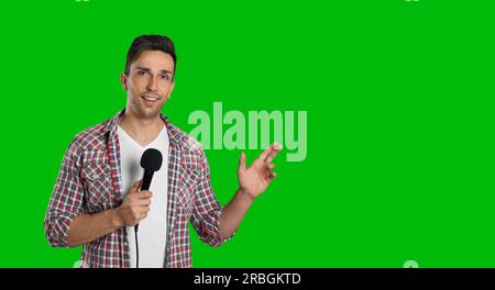 Chroma-Schlüssel-Komposition. Sender mit Mikrofon gegen grünen Bildschirm, Bannerdesign Stockfoto