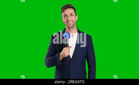 Chroma-Schlüssel-Komposition. Sender mit Mikrofon gegen grünen Bildschirm, Bannerdesign Stockfoto
