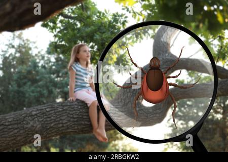 Saisonale Gefährdung durch Freizeitaktivitäten im Freien. Ein Mädchen, das draußen auf einem Ast sitzt. Abbildung: Vergrößerungsglas mit Häkchen, selektiver Fokus Stockfoto