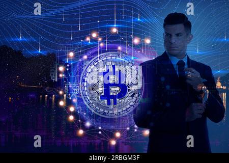 Mehrfachbelichtung von Bitcoin, Geschäftsmann, Plänen und nächtlicher Stadtlandschaft Stockfoto