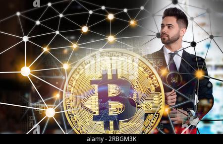 Mehrfachbelichtung von Bitmünzen auf Leiterplatte, Geschäftsmann und Plan Stockfoto