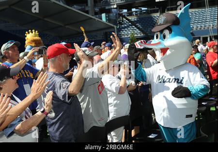 Seattle, Usa. 09. Juli 2023. Das Maskottchen von Miami Marlins, Billy the Marlin, hat vor dem Start des MLB Draft 2023 auf dem Lumen Field in Seattle, Washington, am Sonntag, den 9. Juli 2023 Fans gewonnen. Foto: Aaron Josefczyk/UPI Credit: UPI/Alamy Live News Stockfoto