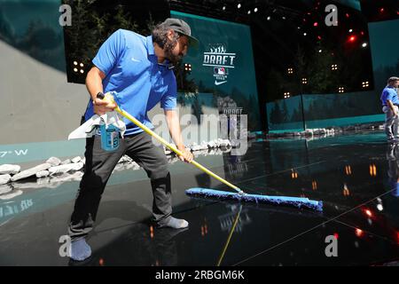 Seattle, Usa. 09. Juli 2023. Ein Arbeiter reinigt die Bühne vor dem Start der 2023 MLBDraft im Lumen Field in Seattle, Washington, am Sonntag, den 9. Juli 2023. Foto: Aaron Josefczyk/UPI Credit: UPI/Alamy Live News Stockfoto