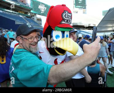 Seattle, Usa. 09. Juli 2023. Ein Fan macht ein Selfie mit der St. Louis Cardinals Maskottchen, Fredbird, vor dem Start des MLB Draft 2023 auf dem Lumen Field in Seattle, Washington am Sonntag, den 9. Juli 2023. Foto: Aaron Josefczyk/UPI Credit: UPI/Alamy Live News Stockfoto