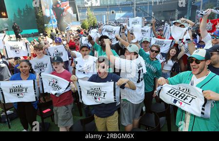 Seattle, Usa. 09. Juli 2023. Fans jubeln vor dem Start des MLB Draft 2023 auf dem Lumen Field in Seattle, Washington, am Sonntag, den 9. Juli 2023. Foto: Aaron Josefczyk/UPI Credit: UPI/Alamy Live News Stockfoto