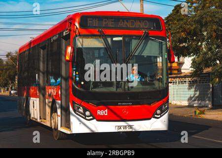 Santiago, Chile - April 10 2023: Öffentlicher Nahverkehr Transantiago oder Red Metropolitana de Movilidad, Bus auf der Route F11 Stockfoto