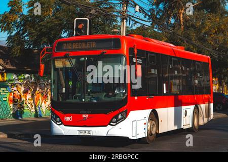 Santiago, Chile - April 10 2023: Öffentlicher Nahverkehr Transantiago oder Red Metropolitana de Movilidad, Bus auf der Route 712 Stockfoto