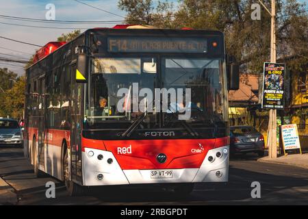 Santiago, Chile - April 10 2023: Öffentlicher Nahverkehr Transantiago oder Red Metropolitana de Movilidad, Bus auf der Route F14 Stockfoto