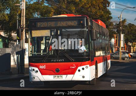 Santiago, Chile - April 10 2023: Öffentlicher Nahverkehr Transantiago oder Red Metropolitana de Movilidad, Bus auf der Route F29 Stockfoto