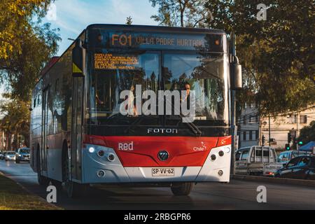 Santiago, Chile - April 10 2023: Öffentlicher Nahverkehr Transantiago oder Red Metropolitana de Movilidad, Bus auf der Route F01 Stockfoto