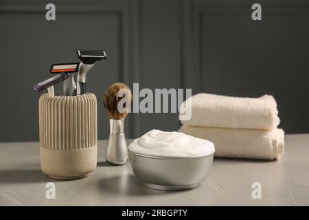 Satz Rasierwerkzeuge für Männer auf grauem Tisch Stockfoto