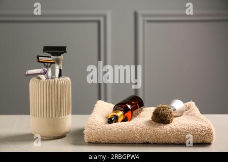 Satz Rasierwerkzeuge für Männer auf grauem Tisch Stockfoto