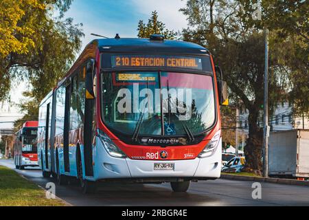 Santiago, Chile - April 10 2023: Öffentlicher Nahverkehr Transantiago oder Red Metropolitana de Movilidad, Bus auf der Route 210 Stockfoto