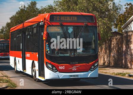 Santiago, Chile - April 10 2023: Öffentlicher Nahverkehr Transantiago oder Red Metropolitana de Movilidad, Bus auf der Route 712 Stockfoto