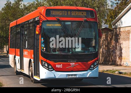 Santiago, Chile - April 10 2023: Öffentlicher Nahverkehr Transantiago oder Red Metropolitana de Movilidad, Bus in Puente Alto Stockfoto