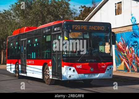 Santiago, Chile - April 10 2023: Öffentlicher Nahverkehr Transantiago oder Red Metropolitana de Movilidad, Bus auf der Route F29 Stockfoto