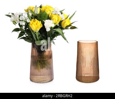Stilvolle Vase mit wunderschönem Blumenstrauß und leerer Vase auf weißem Hintergrund. Collage-Design Stockfoto