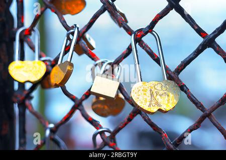 Liebesschlösser in Paris am Zaun, Nahaufnahme eines Fotos mit selektivem Fokus. Love Message und Tour Eiffel Stockfoto