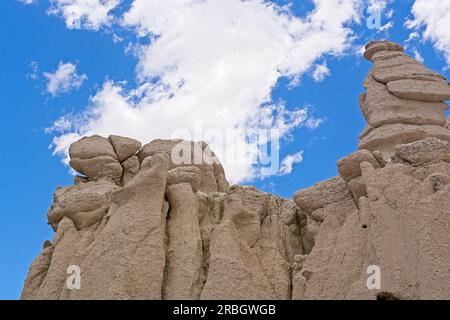 Hoodoos stehen im Big Bend Ranch State Park vor einem wolkenreichen blauen Himmel Stockfoto