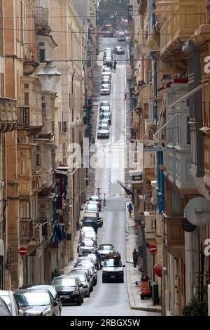 Old Mint Street, von der Kreuzung mit Old Theatre Street, Valletta Hauptstadt der Insel Malta, gesehen, April 2023. Stockfoto