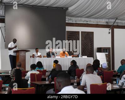 Mombasa. 9. Juli 2023. Dieses Foto wurde am 9. Juli 2023 aufgenommen und zeigt ein Austauschtreffen in Mombasa, Kenia. Eine Gruppe von 52 kenianischen Studenten, die sich um ein Stipendium der chinesischen Regierung beworben haben, schloss am Sonntag in Kenias Hafenstadt Mombasa ein zweitägiges Seminar ab, bei dem die Teilnehmer ihre Bereitschaft bekundeten, die Freundschaft zwischen den beiden Ländern zu fördern. ZU „Roundup: Ambitionierte kenianische Studenten setzen sich Ziele für weitere Studien in China“ Kreditlinie: Li Yahui/Xinhua/Alamy Live News Stockfoto