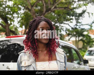 Mombasa, Kenia. 9. Juli 2023. Elizabeth Sambasi, eine Bewerberin an der Donghua University in Schanghai im Osten Chinas, spricht während eines Interviews mit Xinhua in Mombasa, Kenia, am 9. Juli 2023. Eine Gruppe von 52 kenianischen Studenten, die sich um ein Stipendium der chinesischen Regierung beworben haben, schloss am Sonntag in Kenias Hafenstadt Mombasa ein zweitägiges Seminar ab, bei dem die Teilnehmer ihre Bereitschaft bekundeten, die Freundschaft zwischen den beiden Ländern zu fördern. ZU „Roundup: Ambitionierte kenianische Studenten setzen sich Ziele für weitere Studien in China“ Kreditlinie: Li Yahui/Xinhua/Alamy Live News Stockfoto