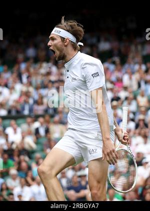 London, Großbritannien. 9. Juli 2023. Alexander Bublik aus Kasachstan reagiert während des vierten Mannschaftsspiels zwischen Andrey Rublev aus Russland und Alexander Bublik aus Kasachstan bei der Wimbledon Tennis Championships in London, Großbritannien, am 9. Juli 2023. Kredit: Han Yan/Xinhua/Alamy Live News Stockfoto