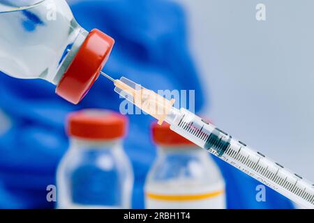 Impfstoff- und Impfkonzept 24-G-Spritze mit rotem Verschluss. Stockfoto