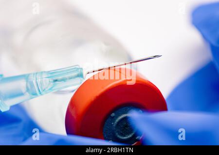 Impfstoff- und Impfkonzept 24-G-Spritze mit rotem Verschluss. Stockfoto