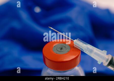 Impfstoff- und Impfkonzept 24-G-Spritze mit rotem Verschluss. Stockfoto