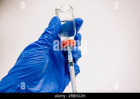 Impfstoff- und Impfkonzept 24-G-Spritze mit rotem Verschluss. Stockfoto