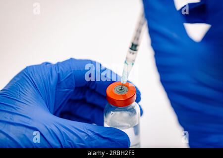 Impfstoff- und Impfkonzept 24-G-Spritze mit rotem Verschluss. Stockfoto