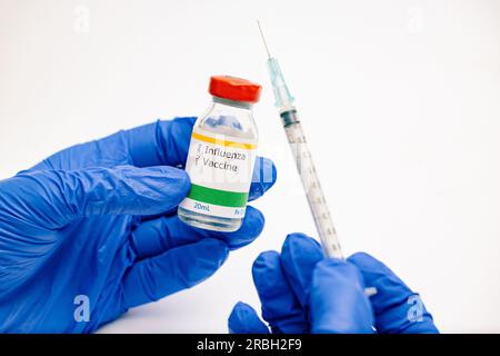 Impfstoff- und Impfkonzept 24-G-Spritze mit rotem Verschluss. Stockfoto