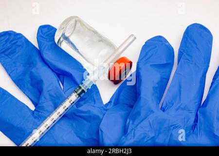 Impfstoff- und Impfkonzept 24-G-Spritze mit rotem Verschluss. Stockfoto